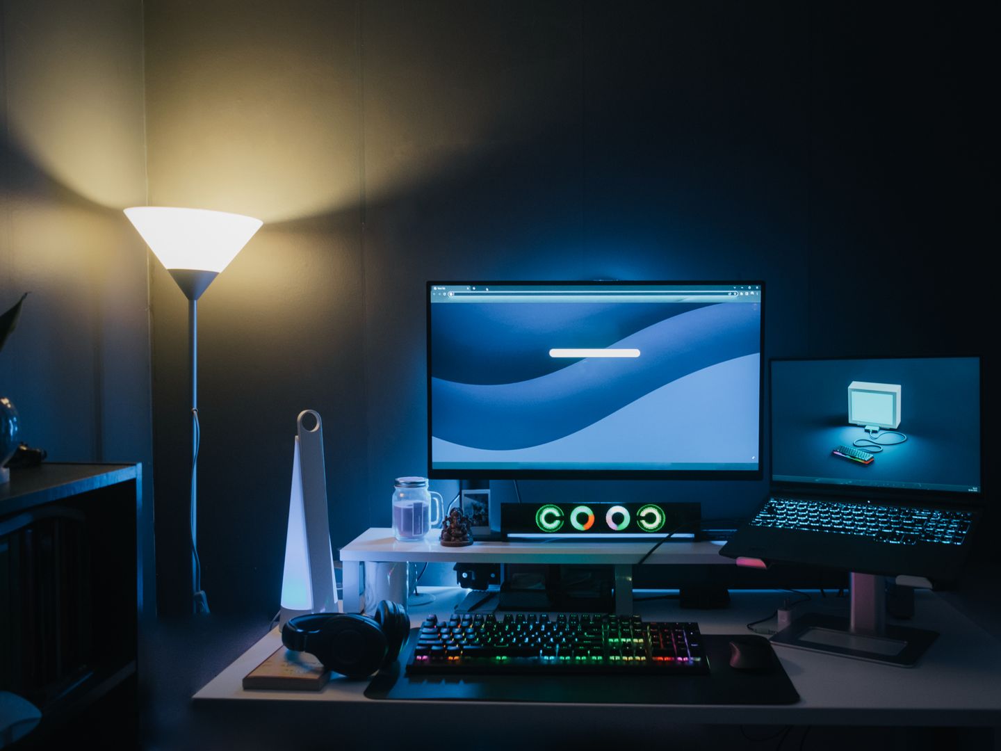 Reducing Desk Sprawl with Hub Monitors